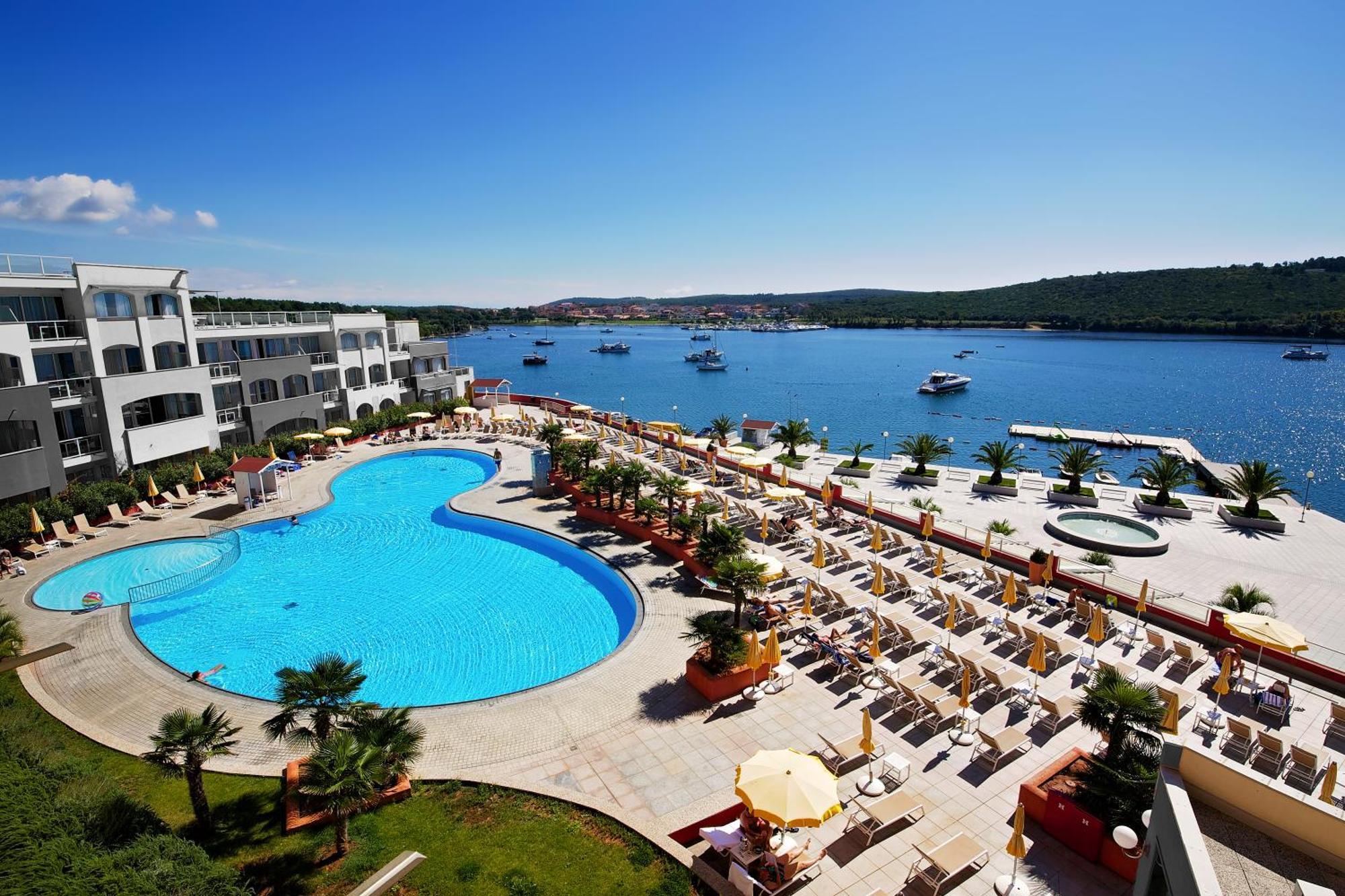 Family Resort Del Mar Banjole Exterior photo