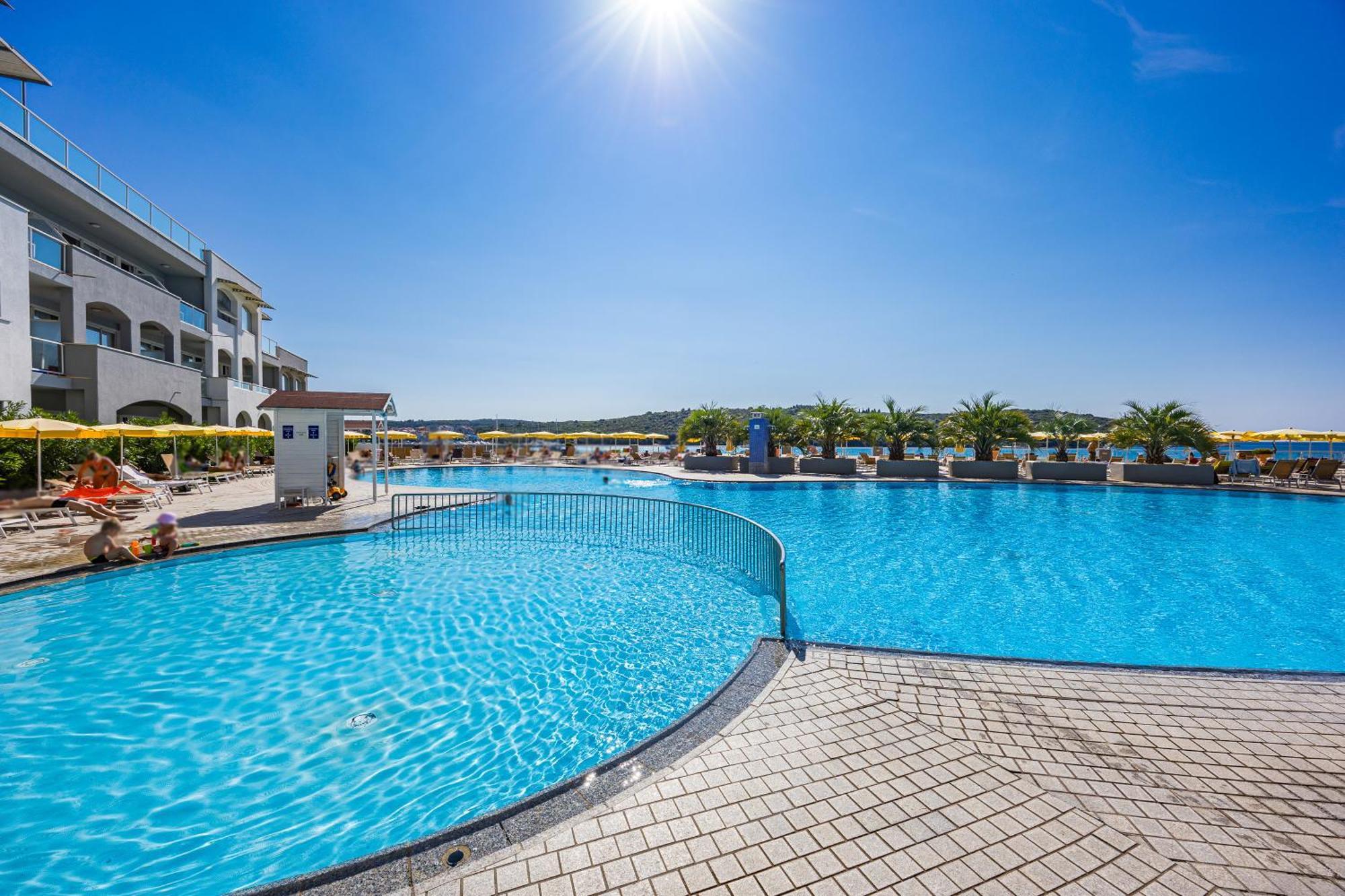 Family Resort Del Mar Banjole Exterior photo